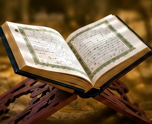 مصحف مفتوح على حامل خشبي